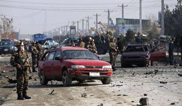 Membros das forças de segurança do Afeganistão inspecionam o local de uma explosão, em frente à embaixada da Graã-Bretanha, em Cabul. 27/11/2014. REUTERS/Omar Sobhani