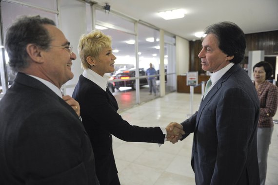 Acompanhada do presidente do Senado Renan Calheiros (PMDB-AL), a apresentadora Xuxa Meneghel é recebida pelo senador Eunício Oliveira (PMDB-CE). Ela irá acompanhar a votação do projeto conhecido como “Lei da Palmada” (PLC 58/2014),  que será examinado no 