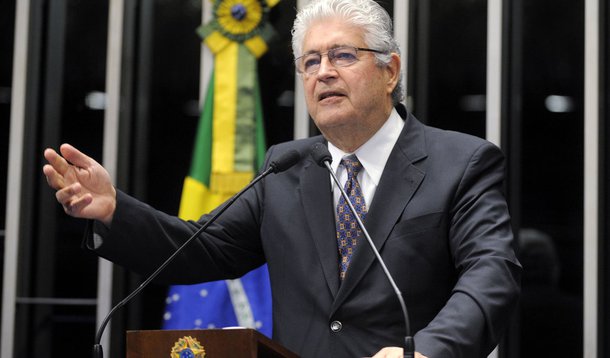 Em discurso na tribuna do Senado, senador Roberto Requi�o (PMDB-PR).