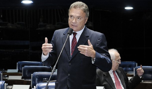 Senador Alvaro Dias (PSDB-PR) encaminha à Mesa do Senado um voto de pesar pela morte do ex-deputado paranaense Pinga Fogo de Oliveira, que faleceu em razão de um AVC