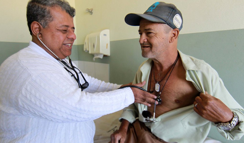 ITAGUARA, MG - 03.09.2013: MAIS MÉDICOS/MG -  O médico Dirceu Carneiro, do Programa Mais Médicos,  atende o paciente Camilo Luiz Dutra 54, morador de Itaguara - Médicos formados no Brasil começam a se apresentar nas UBS para inicio no trabalho do Programa