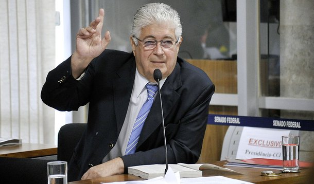 Senador Roberto Requião (PMDB-PR) apresenta substitutivo a projeto de lei (PLS 60/2012) proibindo doações de empresas em dinheiro, ou por meio de publicidade, a candidatos e partidos políticos