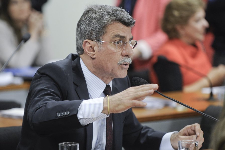 Senador Romero Jucá (PMDB-RR) fala durante audiência pública da Comissão de Constituição, Justiça e Cidadania (CCJ) destinada a analisar, entre outros itens, proposta de emenda à Constituição (PEC 58/2012) que institui um mandato de oito anos para os mini