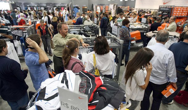 Brasil, São Paulo, SP. 27/06/2009. Movimento em loja do Shopping Premium durante inauguração, na rodovia dos Bandeirantes, em Louveira, São Paulo. - Crédito:J. F. DIORIO/AGÊNCIA ESTADO/AE/Código imagem:50534