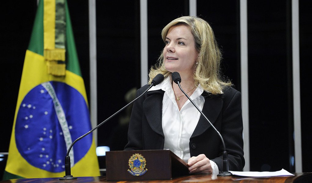 Senadora Gleisi Hoffmann (PT-PR) critica o interesse da oposição na criação de uma comissão parlamentar de inquérito para investigar a compra de uma refinaria nos Estados Unidos que deu prejuízo de mais de R$ 1 bilhão à Petrobras