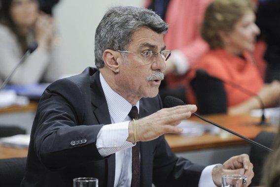 Senador Romero Jucá (PMDB-RR) fala durante audiência pública da Comissão de Constituição, Justiça e Cidadania (CCJ) destinada a analisar, entre outros itens, proposta de emenda à Constituição (PEC 58/2012) que institui um mandato de oito anos para os mini