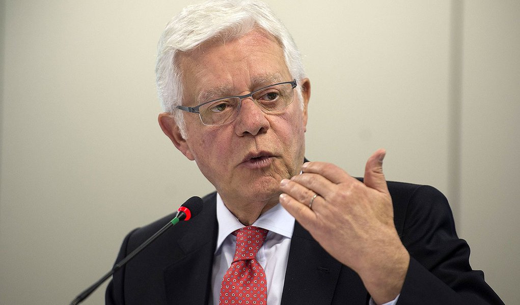 O ministro da Secretaria de Aviação Civil, Moreira Franco e o presidente da Anac, Marcelo Guaranys, no lançamento do primeiro Inventário Nacional de Emissões Atmosféricas da Aviação Civil (Marcelo Camargo/Agência Brasil)
- Assuntos: Anac, Inventário Naci