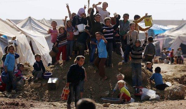 CrianÃ§as sÃ­rias refugiadas em campo de Bab Al-Salam, em Azaz, perto da fronteira da SÃ­ria com a Turquia. Foto de 27 de outubro de 2014. REUTERS/Hosam Katan