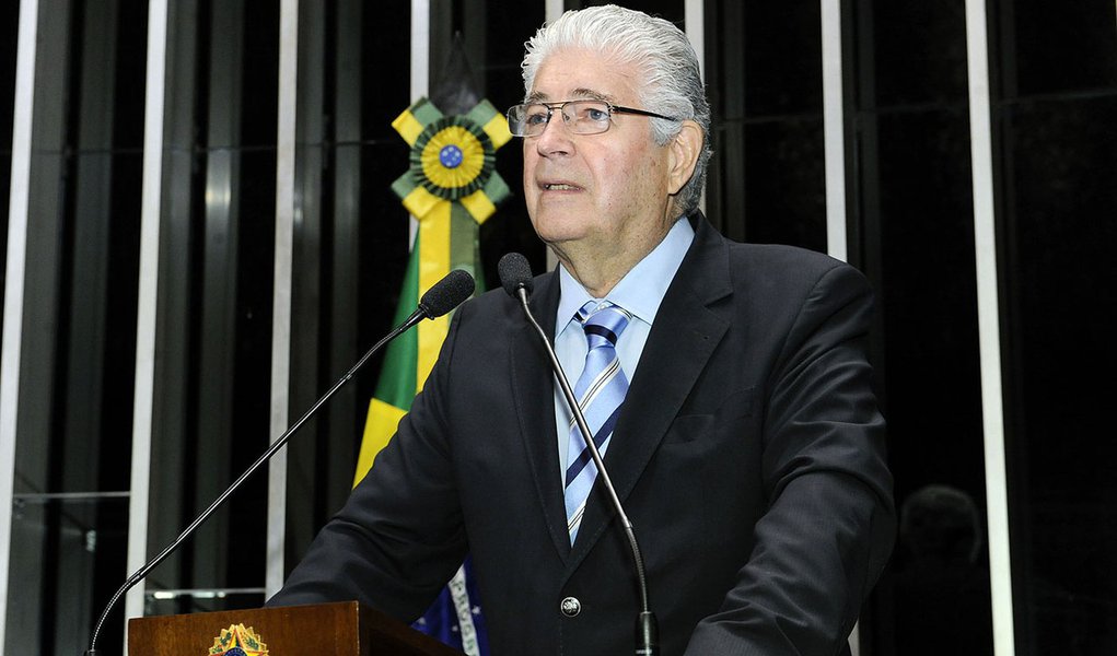 Senador Roberto Requi�o (PMDB-PR) defende a cria��o, por decreto da presidente da Rep�blica, da Pol�tica Nacional de Participa��o Social