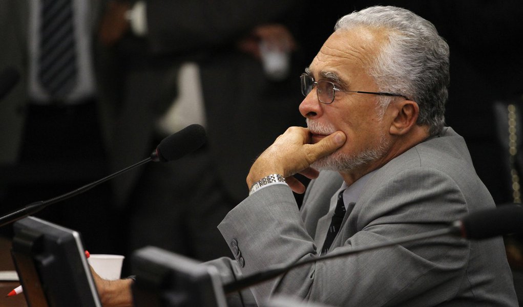 BRASÍLIA, DF, 02.04.2013: JOSÉ GENOINO - O deputado José Genoino (PT-SP) participa de sessao da Comissão de Constituição e Justiça da Câmara dos Deputados. (Foto: André Borges/Folhapress)