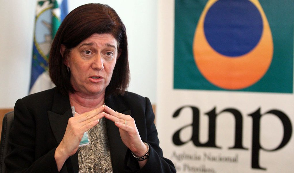 RJ - ANP/ENTREVISTA - ECONOMIA - A diretoria-geral da Agência Nacional   do Petróleo (ANP), Magda Chambriard, em   entrevista na sede da entidade, no   centro do Rio de Janeiro, nesta terça-  feira.   13/03/2012 - Foto: MARCOS DE PAULA/AGÊNCIA ESTADO/AE