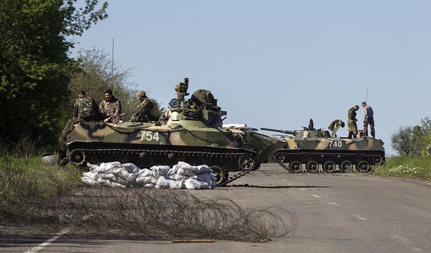 Ukrainian soldiers sit on top of armoured personnel carriers at a checkpoint in near the town of Slaviansk, in eastern Ukraine May 7, 2014. 
REUTERS/Baz Ratner (UKRAINE - Tags: POLITICS CIVIL UNREST MILITARY)