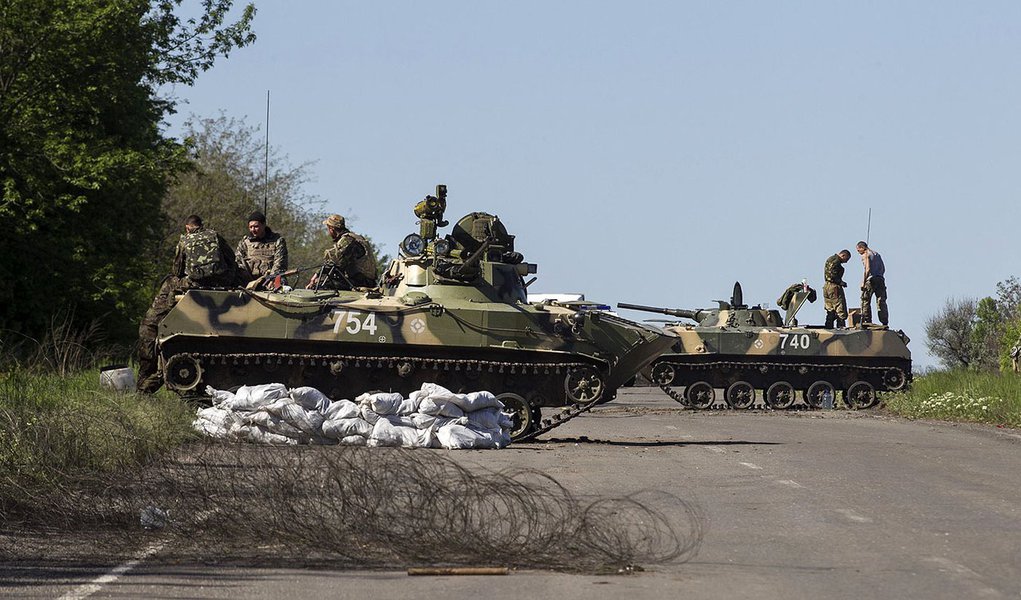 Ukrainian soldiers sit on top of armoured personnel carriers at a checkpoint in near the town of Slaviansk, in eastern Ukraine May 7, 2014. 
REUTERS/Baz Ratner (UKRAINE - Tags: POLITICS CIVIL UNREST MILITARY)