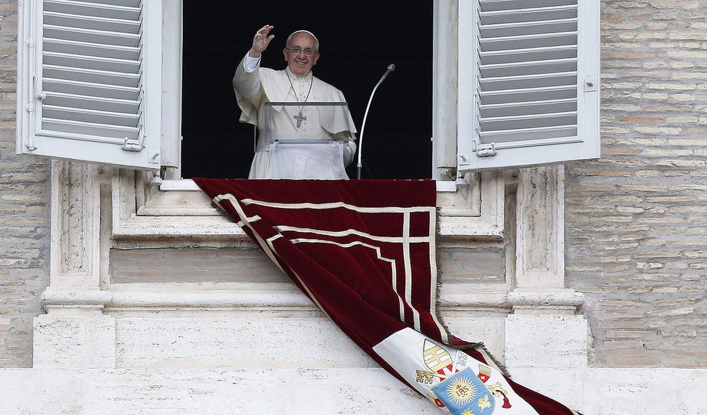 En la imagen, el papa Francisco saluda durante el rezo del Angelus en la plaza de San Pedro en el Vaticano, 18 de mayo de 2014. REUTERS/Tony Gentile