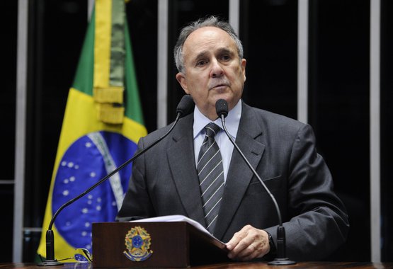 Senador Cristovam Buarque (PDT-DF) afirma que defende uma investigação na Petrobras como cidadão e como senador