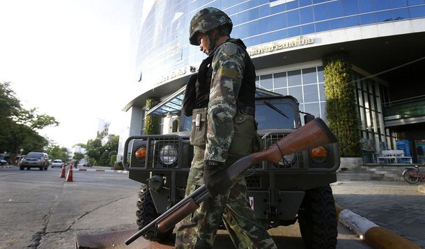 Um soldado tailandÃªs caminha em frente Ã  TV nacional da TailÃ¢ndia em Bangcoc, na terÃ§a-feira (horÃ¡rio local). 20/05/2014 REUTERS/Athit Perawongmetha