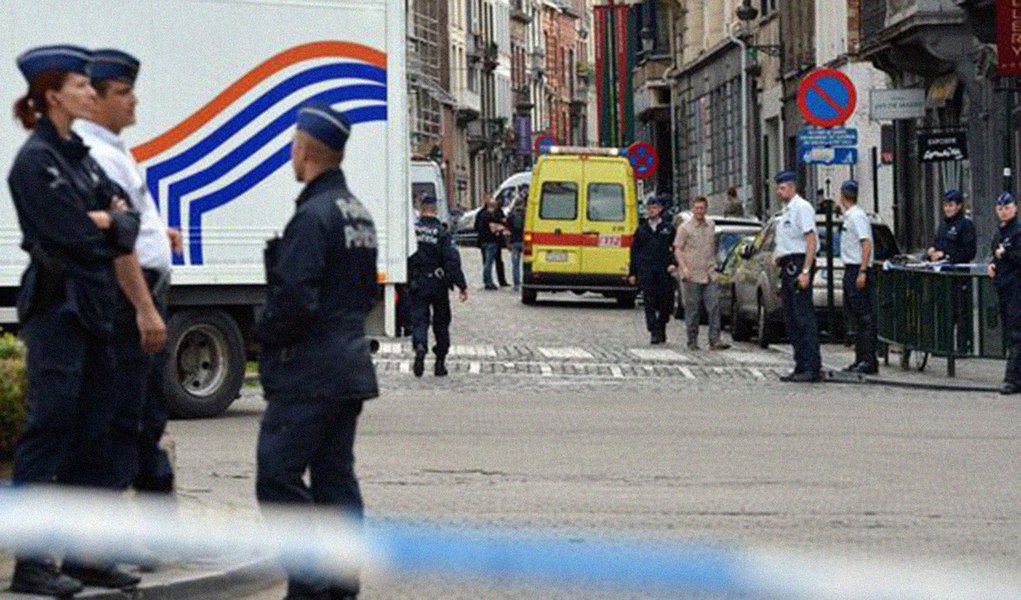 epa04222543 Police officers codrdon off the area of shooting nea the Jewish Museum in Brussels, Belgium, 24 May 2014. Three people were reported dead after a shooting at the Jewish Museum of Belgium in Brussels. Another person was seriously injured, the b