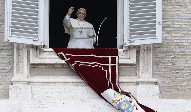 En la imagen, el papa Francisco saluda durante el rezo del Angelus en la plaza de San Pedro en el Vaticano, 18 de mayo de 2014. REUTERS/Tony Gentile