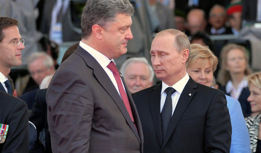 epa04242488 Russian President Vladimir Putin (P) and Ukrainian President -elect Petro Poroshenko (L) during the 70th anniversary of the D-Day landings, on Sword beach, Ouistreham, Normandy, France, 06 June 2014. More than 130,000 allied Troops landed on t