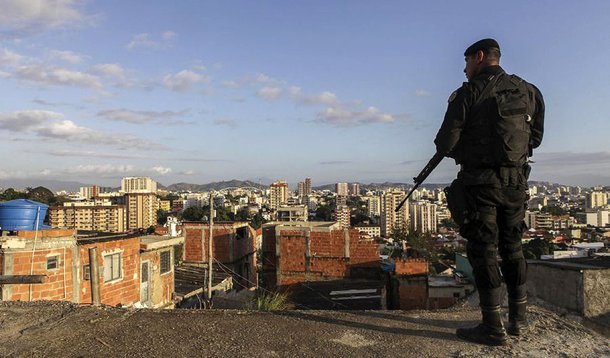 Equipes do Bope realizam operaÃ§Ã£o para instalar UPP no complexo de favelas do Lins, no Rio de Janeiro.