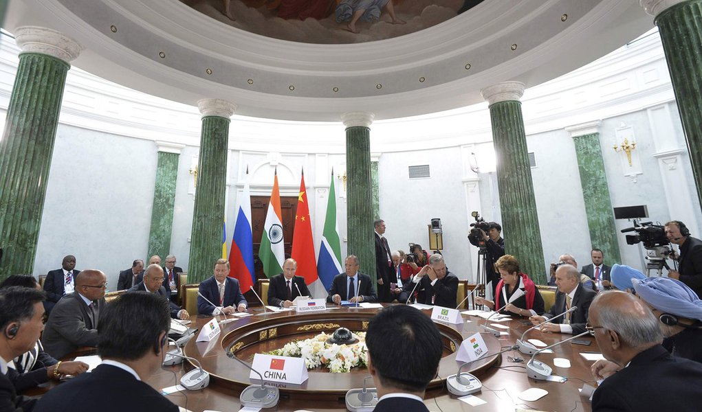 Participants sit at a table during a BRICS leaders' meeting at the G20 Summit in Strelna near St. Petersburg, September 5, 2013. REUTERS/Alexander Vilf/RIA Novosti/Pool (RUSSIA - Tags: POLITICS BUSINESS) ATTENTION EDITORS - THIS IMAGE HAS BEEN SUPPLIED BY