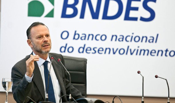 Data: 18/01/2012   
Editoria: Brasil
Reporter: Marcelo Mota
Local: Rio de Janeiro, RJ
Pauta: Coletiva BNDES
Setor: financiamento
Personagem: Luciano Coutinho, Presidente do BNDES, fotografado no BNDES, Centro, RJ.
Tags: coutinho, bndes, banco, fina