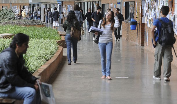 Brasilia - Professores aprovam greve a partir de segunda-feira
Decisão foi tomada em assembleia que reuniu 176 professores nesta sexta-feira, 18 de maio, e segue movimento nacional de paralisação que já conta com a adesão dos docentes de 33 universidades