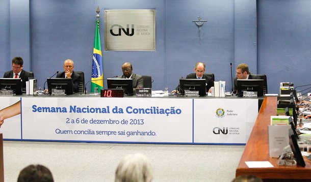 BRASÍLIA, DF, 02.12.2013: JOAQUIM BARBOSA/CNJ - O ministro e presidente do STF, Joaquim Barbosa, preside reunão do Conselho Nacional de Justiça (CNJ).( Foto: Alan Marques/ Folhapress) 