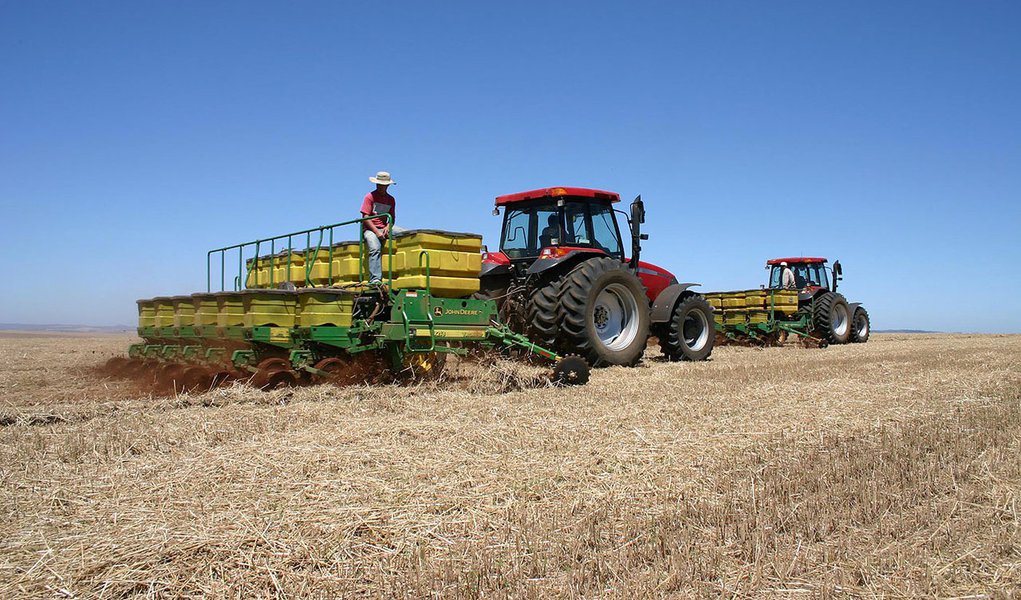 O plantio das culturas de inverno iniciou no Paraná e a expectativa é que o volume de produção possa atingir até 4,2 milhões de toneladas de grãos, quase o dobro da safra passada. No Estado, o plantio de trigo é o carro-chefe das lavouras de inverno, cuja