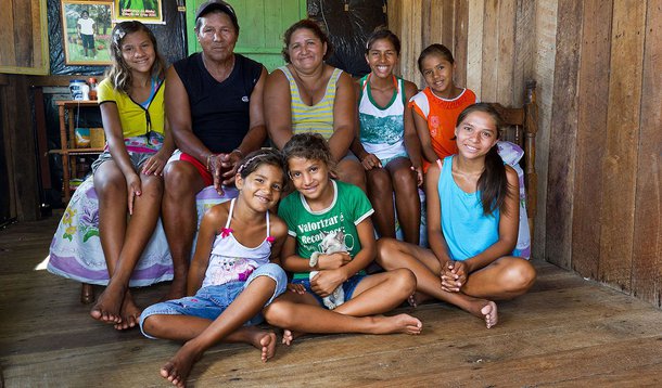 Comunidade Caju-Una, Soure, 12 de agosto de 2013. O pescador Raimundo Edson de Brito e a esposa, Maria  Ivanil Leal da Conceição, com as 6 filhas na sala de casa. Foto: Ana Nascimento-MDS