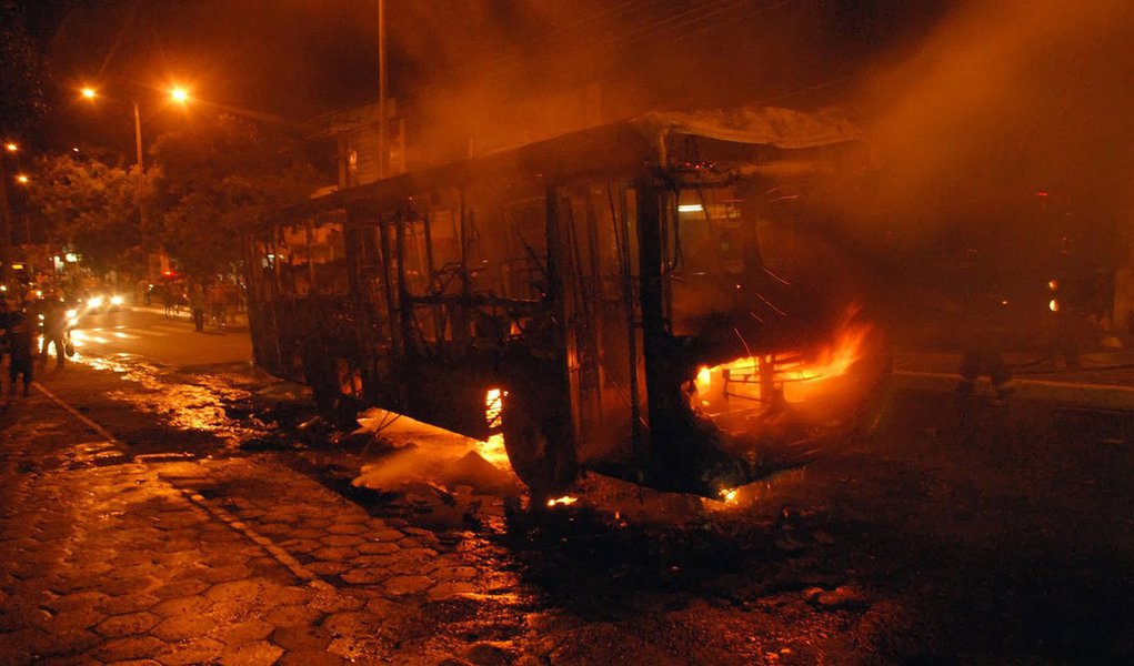 03/01/2014.CrÃ©dito:Karlos Geromy/OIMP/D.A.Press.Brasil.SÃ£o LuÃ­s-MA. Ã”nibus Ã© incÃªndios no bairro do JoÃ£o Paulo na noite desta sexta-feira em SÃ£o LuÃ­s-MA.