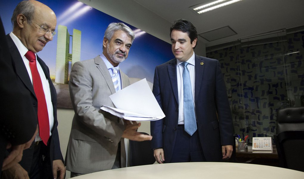 O líder do PT do Senado, Humberto Costa (PT-PE) entrega ao secretário-geral da Mesa, Luiz Fernando Bandeira (dir.), requerimento pedindo a criação de CPI mista para investigar o Metrô de São Paulo. À esquerda, o líder do governo no Congresso, senador José