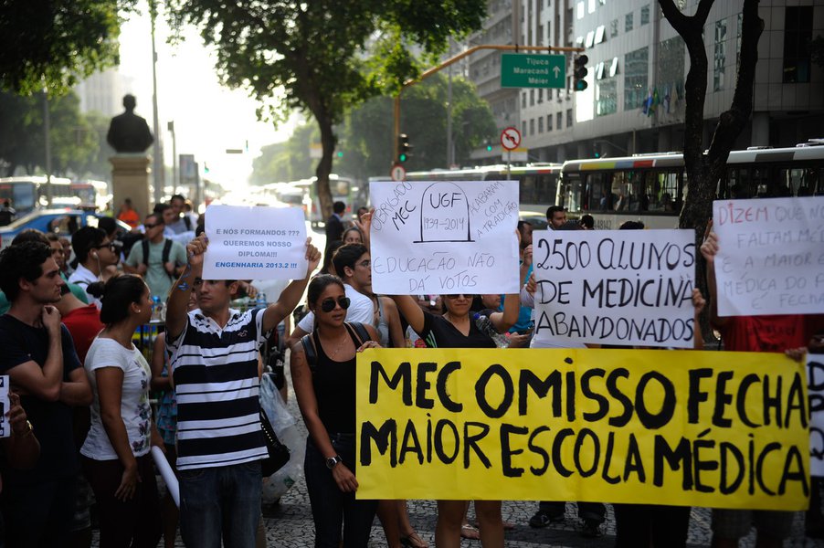 Rio de Janeiro - Alunos da Universidade Gama Filho e da UniverCidade marcham em protesto na Avenida Presidente Vargas, no centro, contra a decição do Ministério da Educação de descredenciar as instituições de ensino controladas pelo Grupo Galileo, que enf