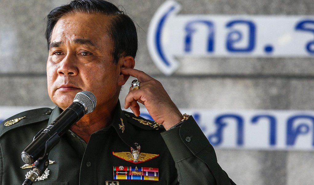 El jefe del EjÃ©rcito de Tailandia, el general Prayuth Chan-ocha, durante una conferencia de prensa en el Club Militar, Bangkok, mayo 20, 2014.
REUTERS/Athit Perawongmetha  
El jefe del EjÃ©rcito de Tailandia convocÃ³ a los lÃ­deres de grupos polÃ­ticos