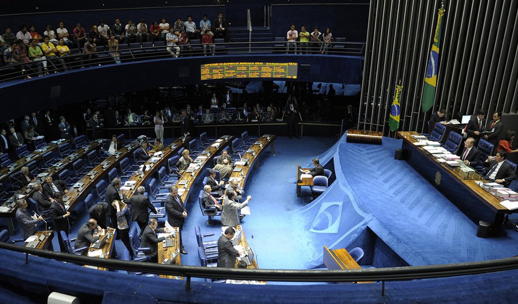 Plenário aprova, em votação simbólica, o substitutivo da Câmara ao Projeto de Lei do Senado 188/07, que regulamenta o benefício da meia-entrada para estudantes, idosos, deficientes e jovens de baixa renda entre 15 e 29 anos, em eventos culturais e esporti