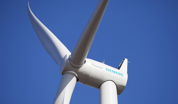 Das Foto zeigt die neue SWT-3.0-101 DD Windturbine. Eine Leistung von 3 Megawatt (MW) und einen Rotordurchmesser von 101 Metern zeichnen den neuen Prototyp der neu entwickelten getriebelosen Windenergieanlage aus.
 
The picture shows the new SWT-3.0-101