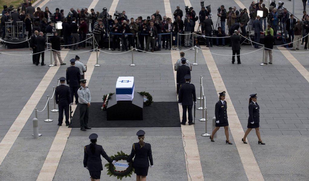 Members of the Knesset guard carry a wreath as they walk towards the flag draped coffin of former Israeli prime minister Ariel Sharon as he lies in state at the Knesset, Israel's parliament, in Jerusalem January 12, 2014. Sharon, the trailblazing warrior-