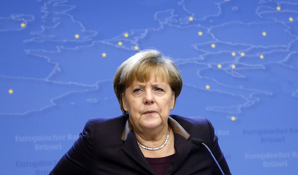Germany's Chancellor Angela Merkel addresses a news conference at the end of a European Union leaders summit in Brussels December 20, 2013.  REUTERS/Francois Lenoir (BELGIUM - Tags: POLITICS)