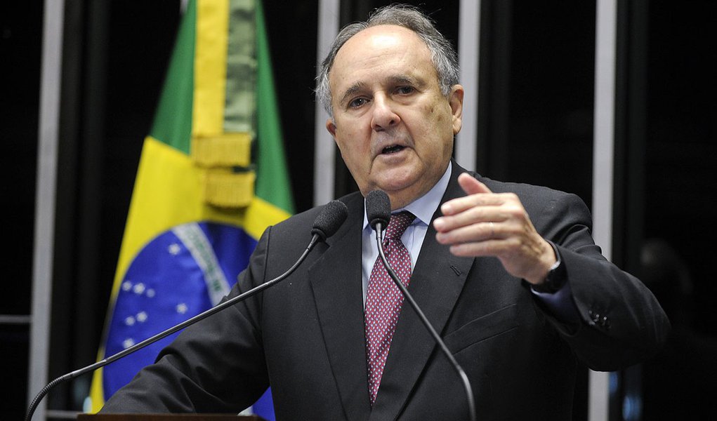 Senador Cristovam Buarque (PDT-DF) critica o corte de R$ 44 bilhões no Orçamento de 2014, anunciado na quinta-feira (20) pelo ministro da Fazenda, Guido Mantega