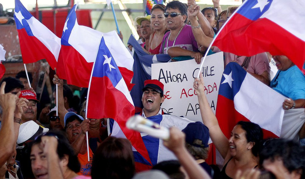 Citizens of the border city of Arica shout slogans as they gather during the final ruling court session of a decades-old maritime dispute between Peru and Chile, in Arica, some 2072 km (1282 miles) north of Santiago, January 27, 2014. Chile's claim to ric