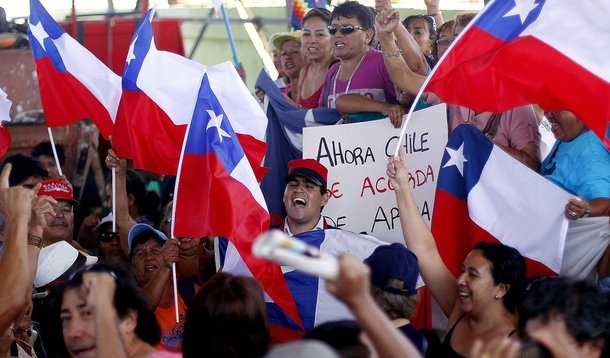 Citizens of the border city of Arica shout slogans as they gather during the final ruling court session of a decades-old maritime dispute between Peru and Chile, in Arica, some 2072 km (1282 miles) north of Santiago, January 27, 2014. Chile's claim to ric