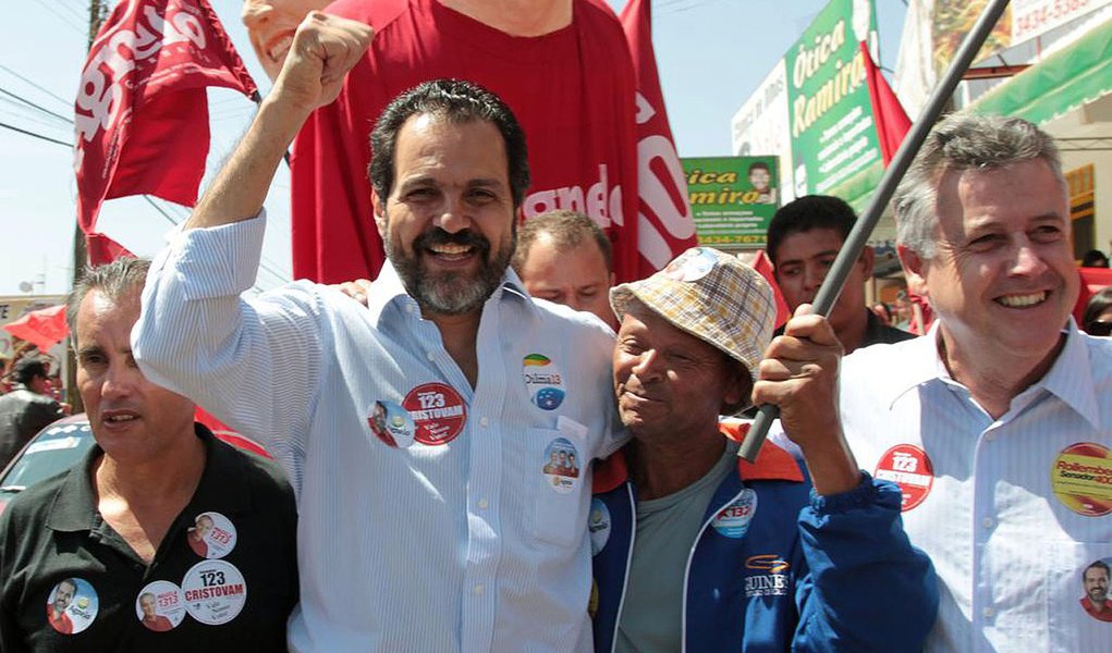 O candidato ao governo do Distrito Federal, pela coligação Um Novo Caminho, Agnelo Queiroz, durante caminhada no Recanto das Emas nesta terça-feira, 18.08.
FOTO: SERGIO DUTTI