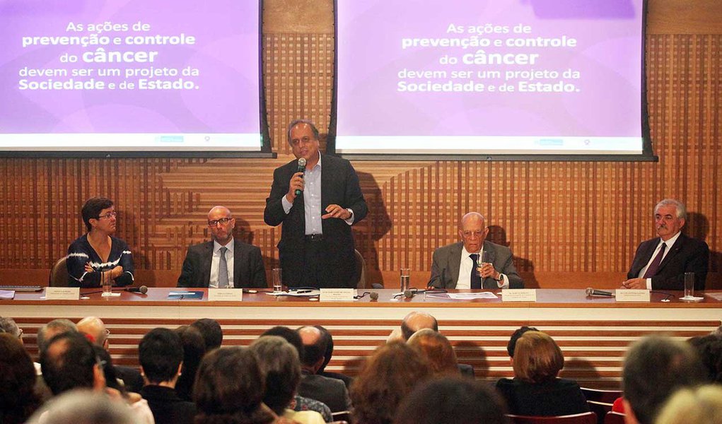 03/12/2013 - Lançamento do Plano Estadual de Controle, Prevenção e Atenção ao Câncer. E. p/ D.: Monica Almeida, subsecretária de Saúde, Sergio Cortes, secretário de Saúde, Luiz Fernando Pezão, vice-governador, Marcos Moraes, presidente do Conselho de Cura
