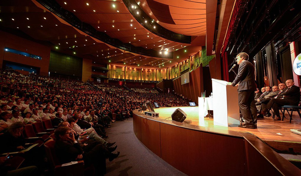 Governador Beto Richa participa da abertura do Encontro Estadual de Cooperavistas,no auditorio do Teatro Positivo.Curitiba,06/12/2013. Foto - Antonio Costa