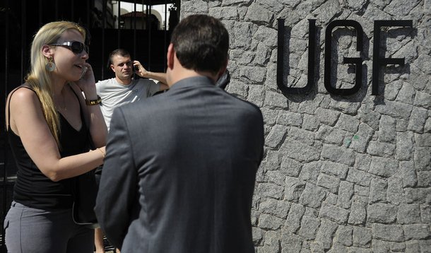 Rio de Janeiro - Alunos e pais de alunos se reúnem em frente a sede da UGF (Universidade Gama Filho), na Piedade, zona norte da cidade, após a decisão do MEC de descredenciar a Universidade Gama Filho e a UniverCidade. Uma parte dos alunos embarcaram em u