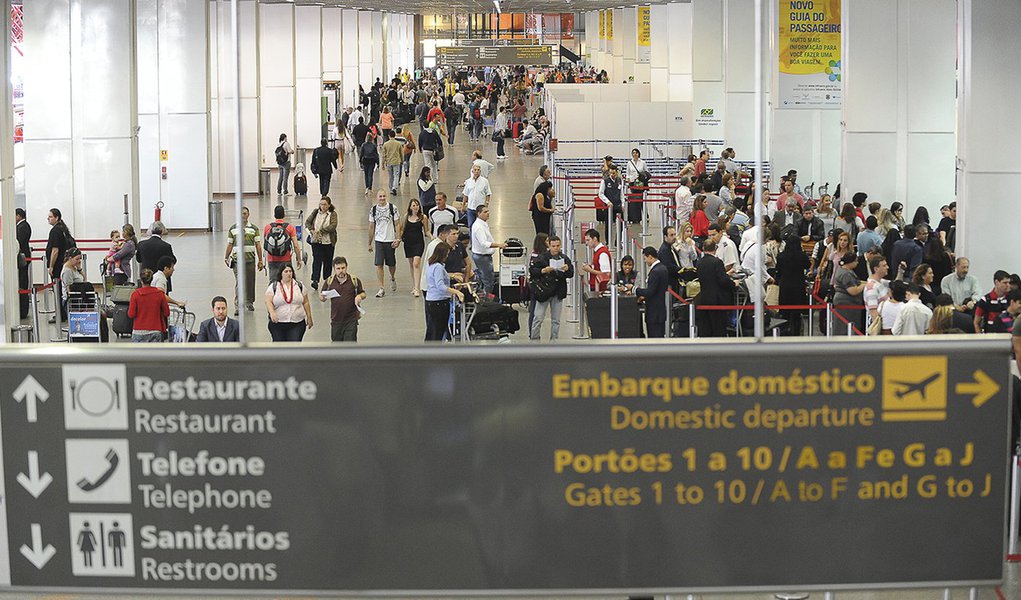 Brasília – O Aeroporto Internacional Juscelino Kubitschek, em está fechado desde as 6h45  em razão da forte neblina que cobre parte da capital federal.
A orientação da Infraero é que os passageiros procurem as companhias aéreas para maiores informações s