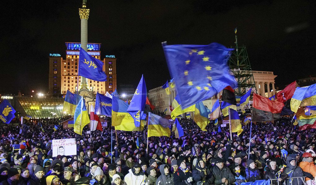 People supporting EU integration attend a rally in Kiev, December 2, 2013. Ukrainian protesters blockaded the main government building on Monday, seeking to force President Viktor Yanukovich from office with a general strike after hundreds of thousands de