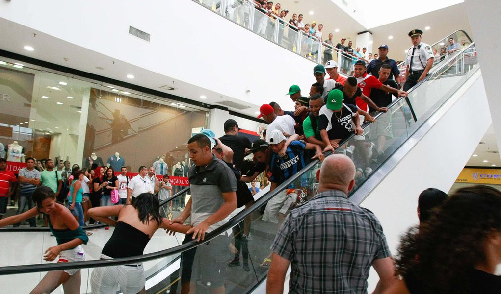 ***FOTO EMBARGADA PARA INTERNET / OUT CAPA DIÁRIO SP*** SÃO PAULO, SP, 11.01.2014: ROLEZINHO NO SHOPPING ITAQUERA - Rolezinho organizado por jovens pelo Facebook marcado para a tarde no shopping Itaquera. Houve confusão. (Foto: Robson Ventura/Folhapress)