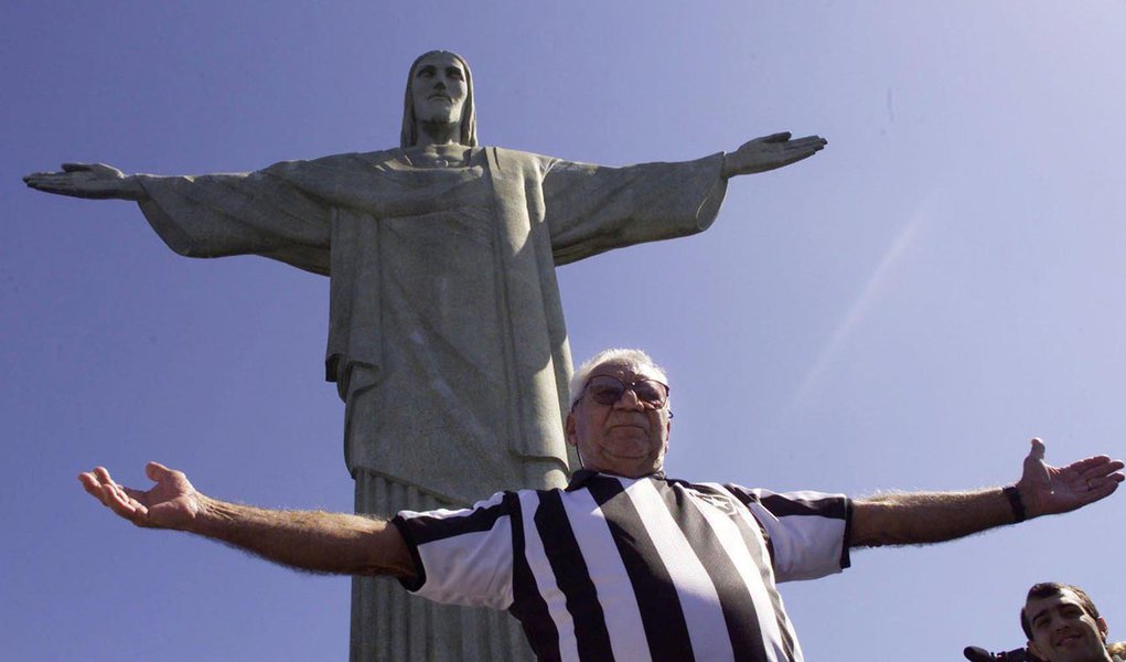***FOTO ARQUIVO/NILTON SANTOS*** Comemoracao do Centenario do Botafogo no Cristo Redentor. Nilton Santos comemora o aniversario do time na frente do Cristo. Rio de Janeiro RJ 11.08.2004 Foto: Alexandre Campbell/Folhapress