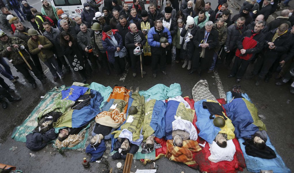 ATTENTION EDITORS - VISUAL COVERAGE OF SCENES OF INJURY OR DEATH

People pray near the bodies of anti-government protesters killed during clashes with riot police in Kiev February 20, 2014. Ukraine suffered its bloodiest day since Soviet times on Thursd